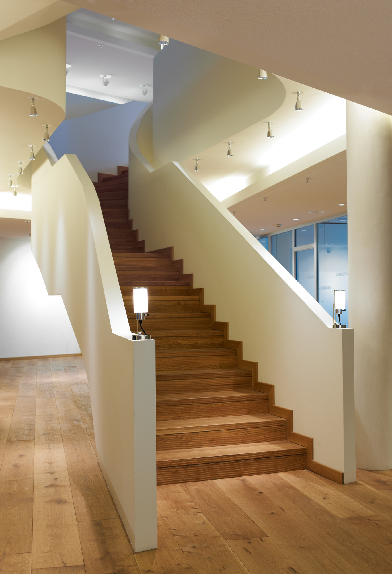 Wagenfeld Leuchte auf Treppe: Elegante Tecnolumen Tischleuchte WNL 30 aus Glas und Metall, modernes Design.