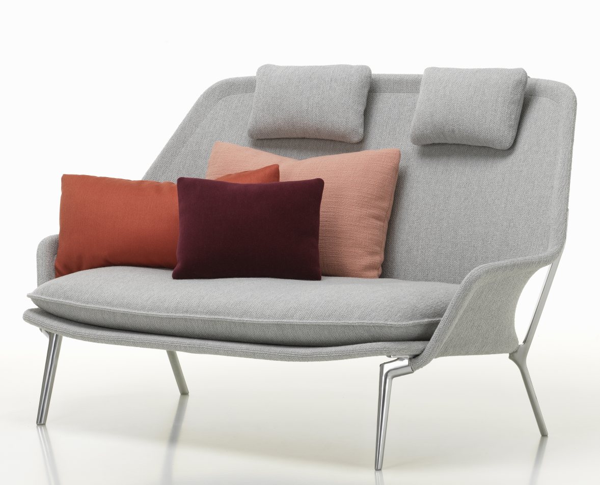 Graues Slow Sofa von Vitra mit farbigen Kissen und Kopfstützen auf schlanken Metallbeinen.