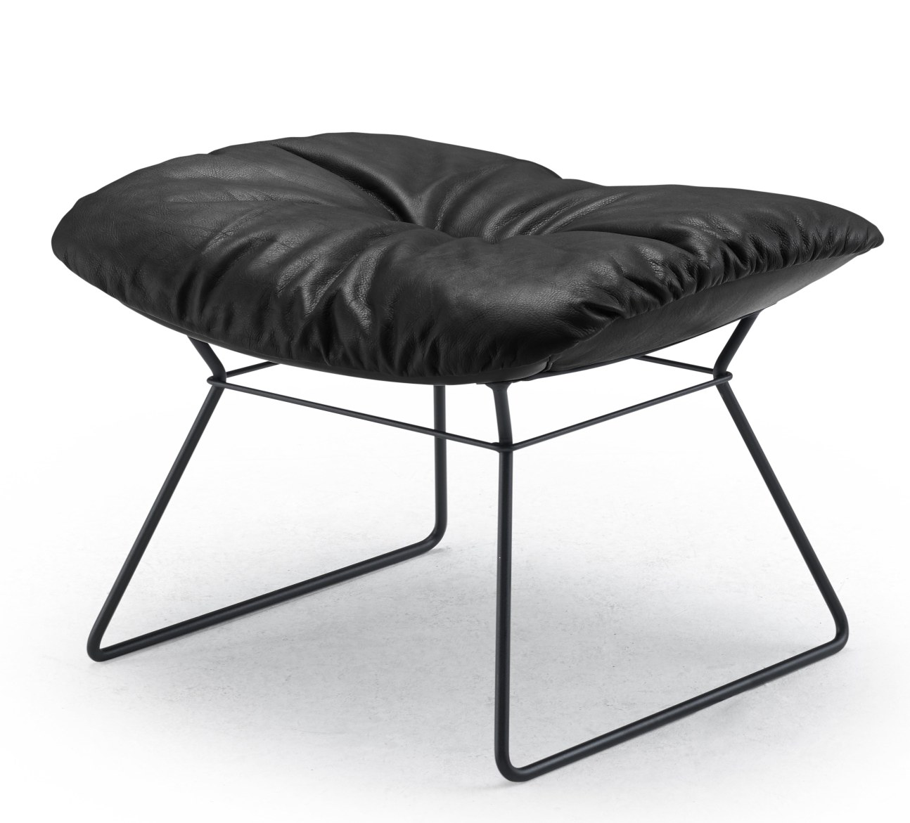 Schwarzer Leya Ottoman von Freifrau Manufaktur mit Lederbezug und filigranem Metallgestell. Moderner Hocker für Wohnzimmer.