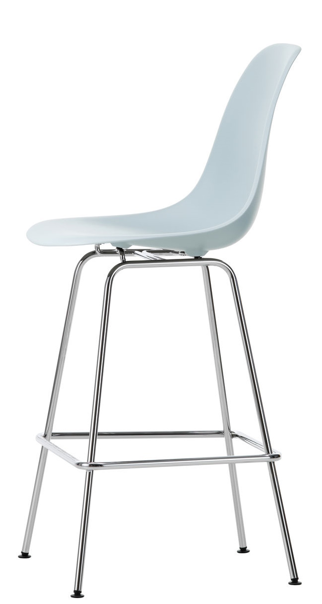 Eames Plastic Bar Stool von Vitra, hellblauer Barhocker mit verchromtem Gestell, seitliche Ansicht.