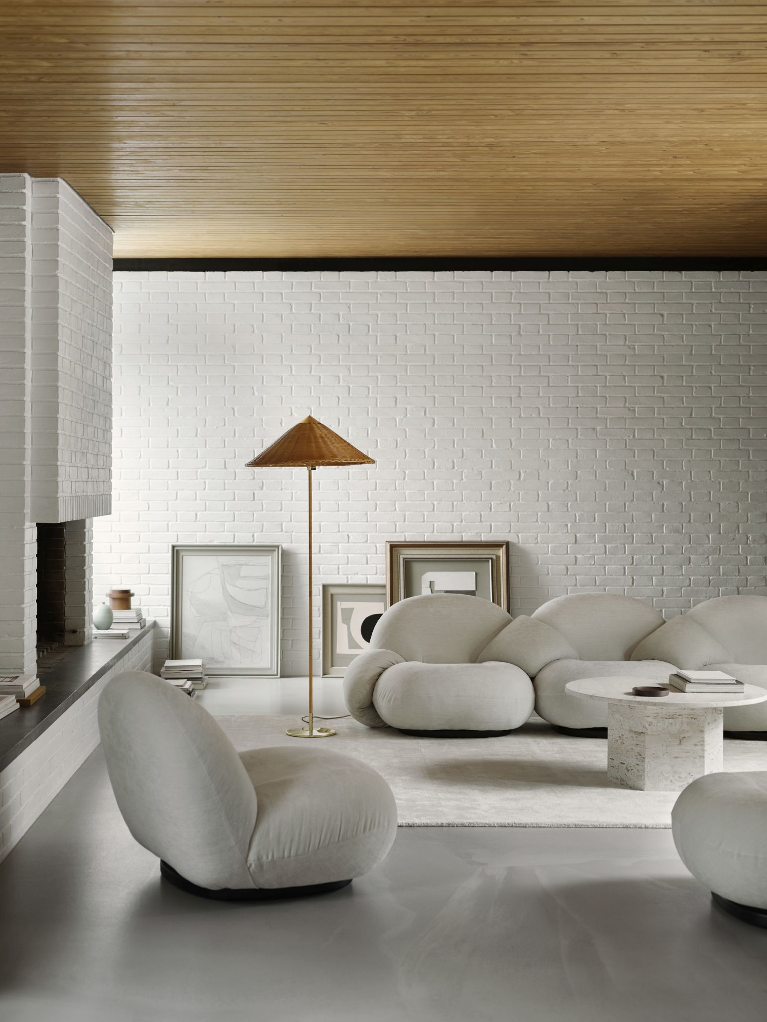 Pacha Lounge Chair Sessel von Gubi in Ivory mit schwarzem Drehfuß im Wohnzimmer.