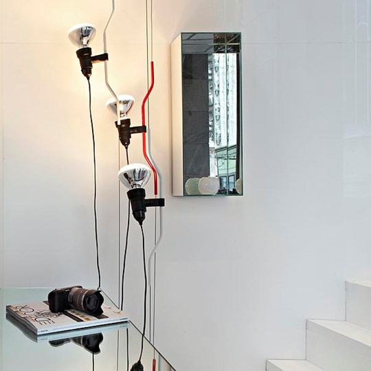 Weiße Parentesi D Lampe von Flos mit Dimmer, moderne Innenraumbeleuchtung mit drei Leuchten.