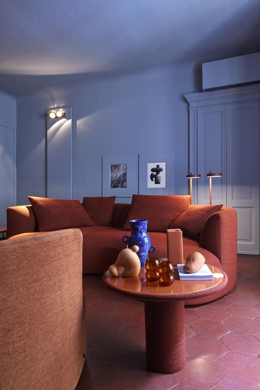 Siwa Sofa von Cor, kleines Ecksofa in Rotbraun mit Liegefläche, modernes Wohnzimmer-Interieur.