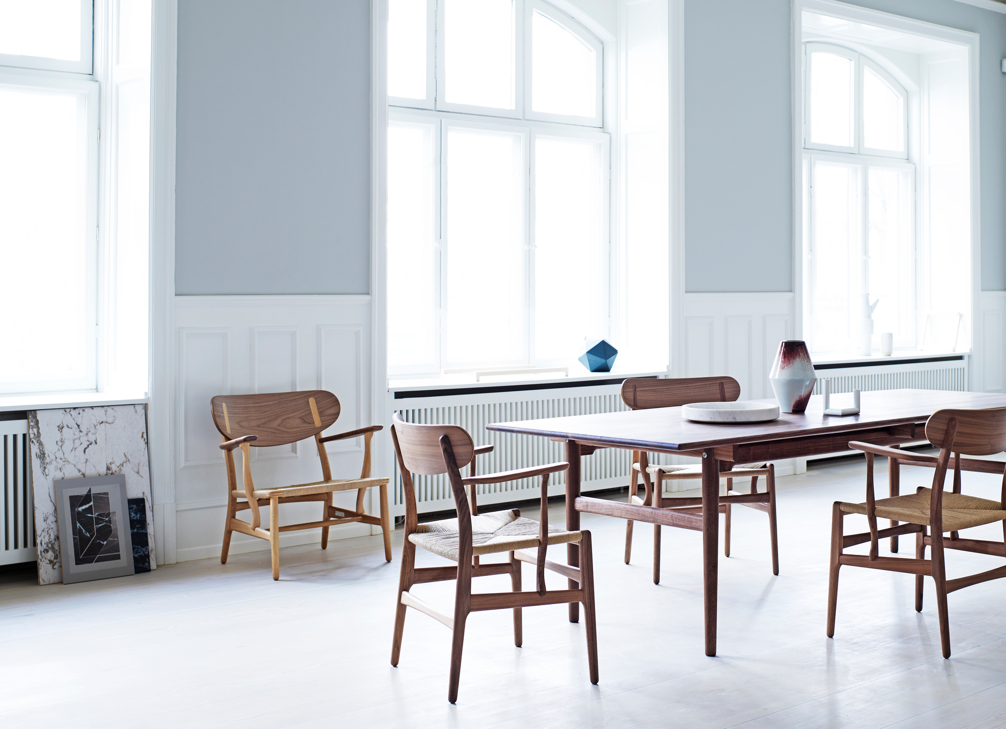 Esszimmer mit CH26 Holzstühlen von Carl Hansen & Søn, Eiche Schwarz und Naturgeflecht.