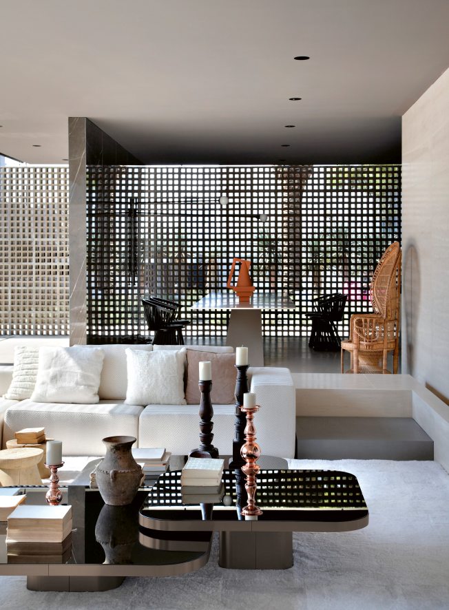 Nahaufnahme des ClassiCon Bow Coffee Table Couchtisch No. 5 in einem modernen Wohnzimmer mit Sofa.