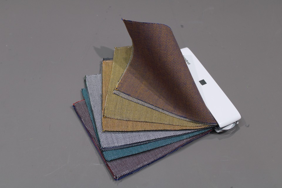Stoffmuster-Fächer von Hay Surface mit verschiedenen Farben und Texturen für Möbel und Polster.