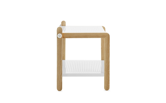 Sko Schuhregal von Normann Copenhagen aus hellem Holz mit zwei weißen Ablageflächen.