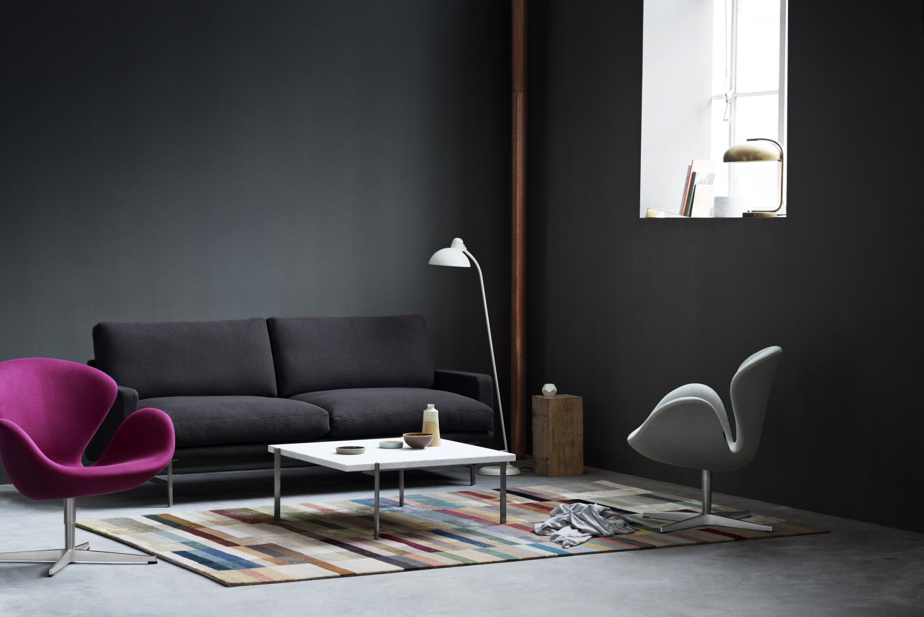 PK 61 Couchtisch von Fritz Hansen im Wohnzimmer mit Sofa, Sessel und Teppich.