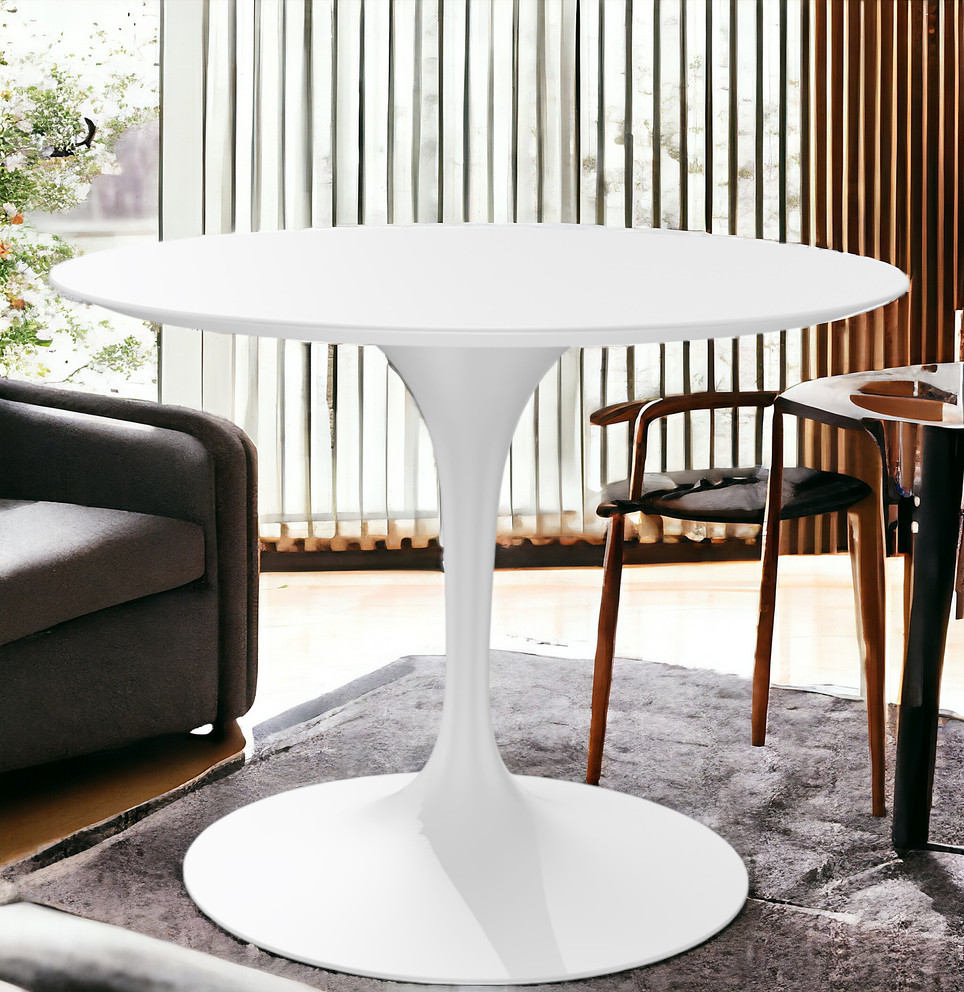 Weißer Saarinen Esstisch mit Mittelfuß von Knoll International, runder Tisch, Höhe 73 cm.