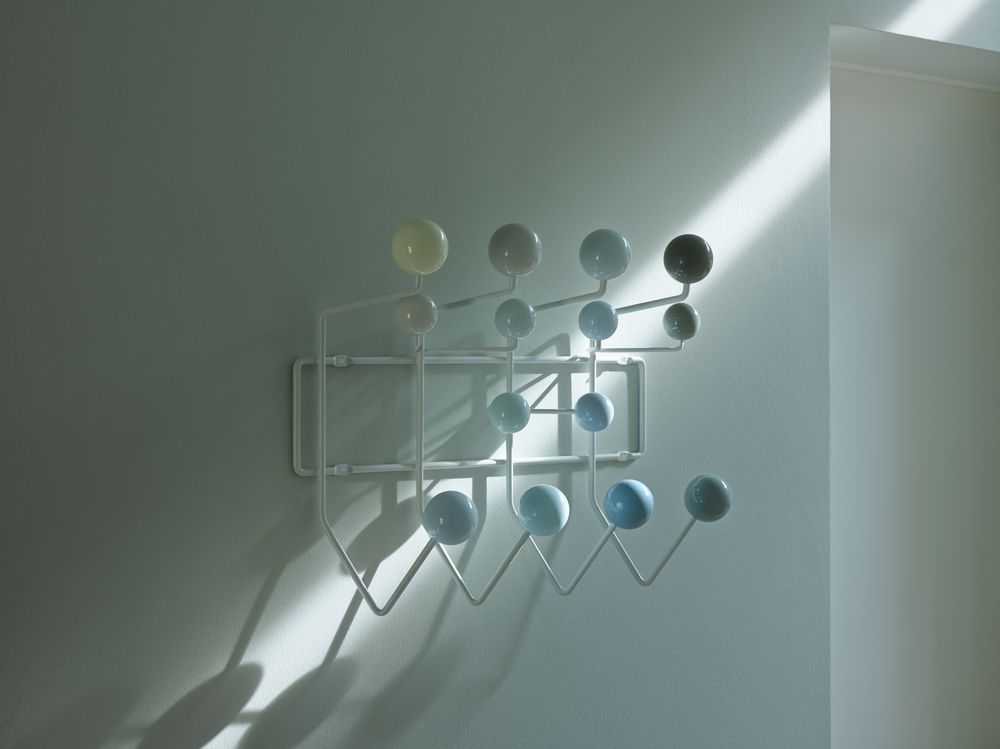 Weiße Wandgarderobe mit bunten Kugeln als Haken, modernes Design für Flur und Eingangsbereich.
