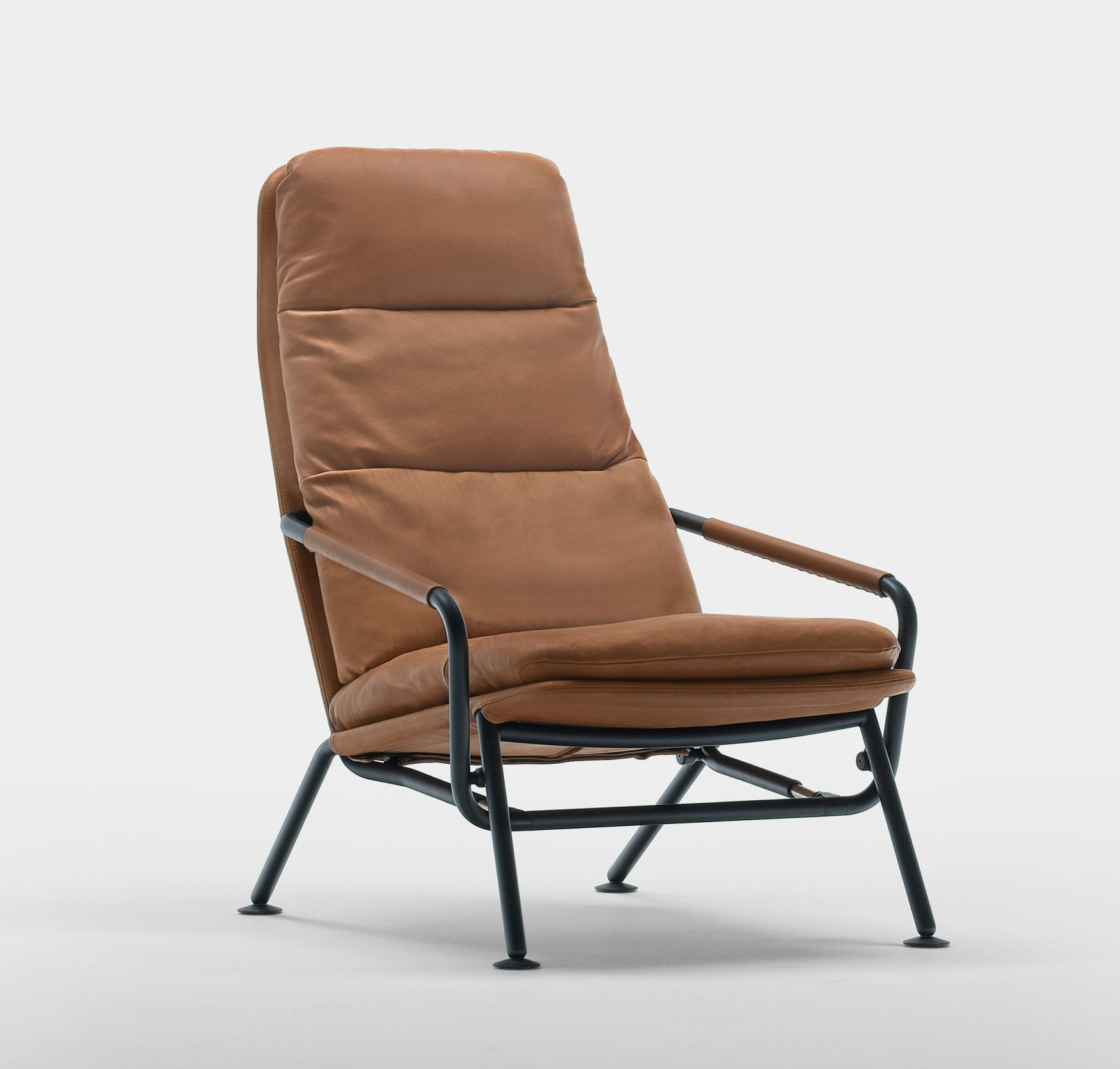 Kontrapunkt Liegesessel von Prostoria, braunes Leder, schwarzes Metallgestell, moderner Sessel für Wohnzimmer und Lounge.