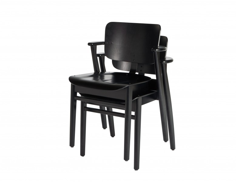 Schwarzer Domus Stuhl von Artek, ein stapelbarer Holzstuhl mit Armlehnen im modernen Design.