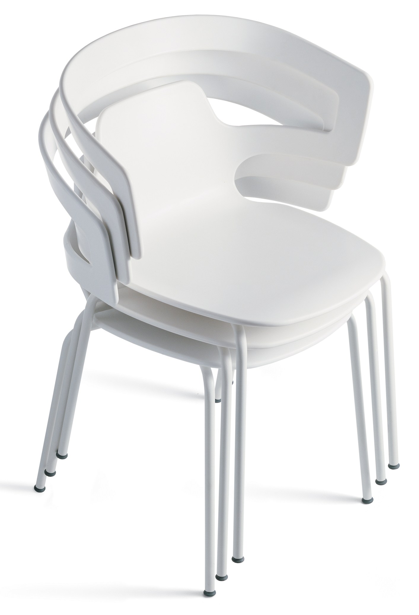 Gestapelte, weiße Segesta Chair 500 Stühle mit Armlehnen und Metallbeinen für den Innen- und Außenbereich.
