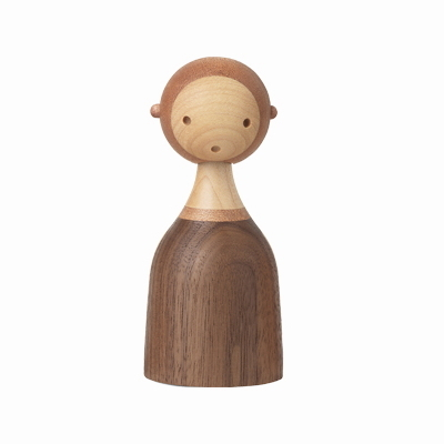 Holzfigur "Kin" von Architectmade, ein handgefertigtes Deko-Objekt aus hellem und dunklem Holz.