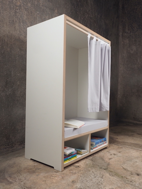 Tojo Kids Nische Lesebox: Weißes Kindermöbel mit Vorhang, Regalen und gemütlicher Leseecke mit Kissen.