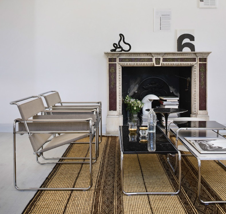 Laccio Couchtisch von Knoll International, groß, mit schwarzer Marmorplatte und verchromtem Stahlgestell im Wohnzimmer.