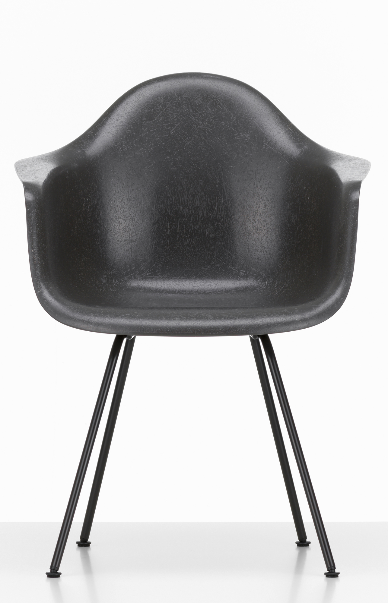 Schwarzer Eames Fiberglas Armlehnstuhl DAX von Vitra mit schwarzem Metallgestell, Frontansicht.