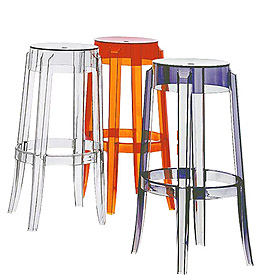 Charles Ghost Hocker 2er Set von Kartell in transparent, orange und violett, modernes Design für Küche und Bar.