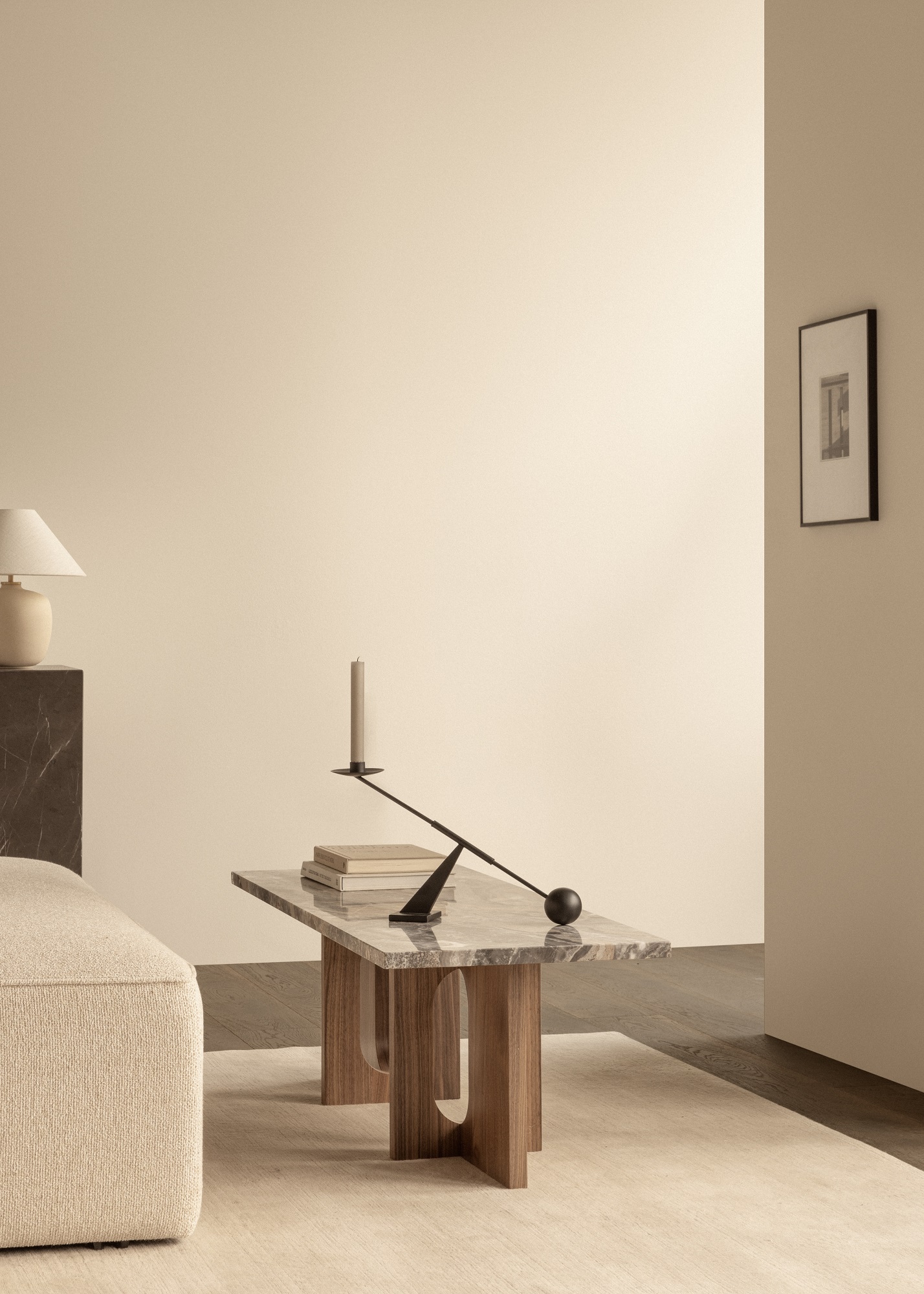 Audo Copenhagen Androgyne Couchtisch aus Marmor und Holz im minimalistischen Wohnzimmer.