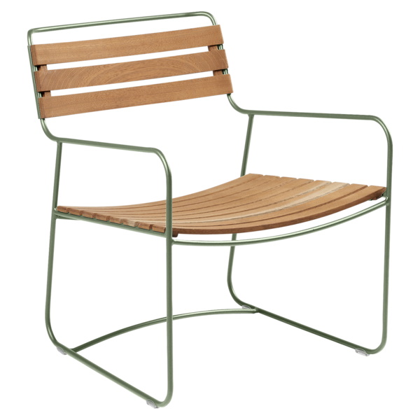 Surprising Sessel von Fermob: Tiefer Outdoor Sessel mit Armlehnen und Holzlatten in Grün.