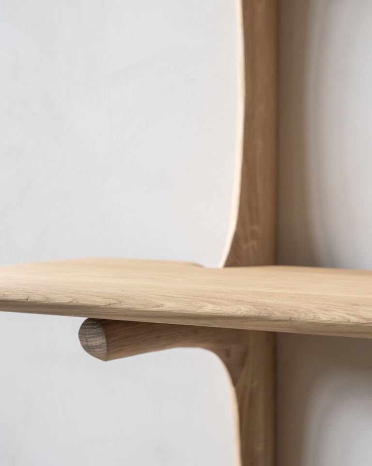 Detailaufnahme des PI Wall Shelf Wandregals von Ethnicraft aus hellem, massivem Eichenholz.