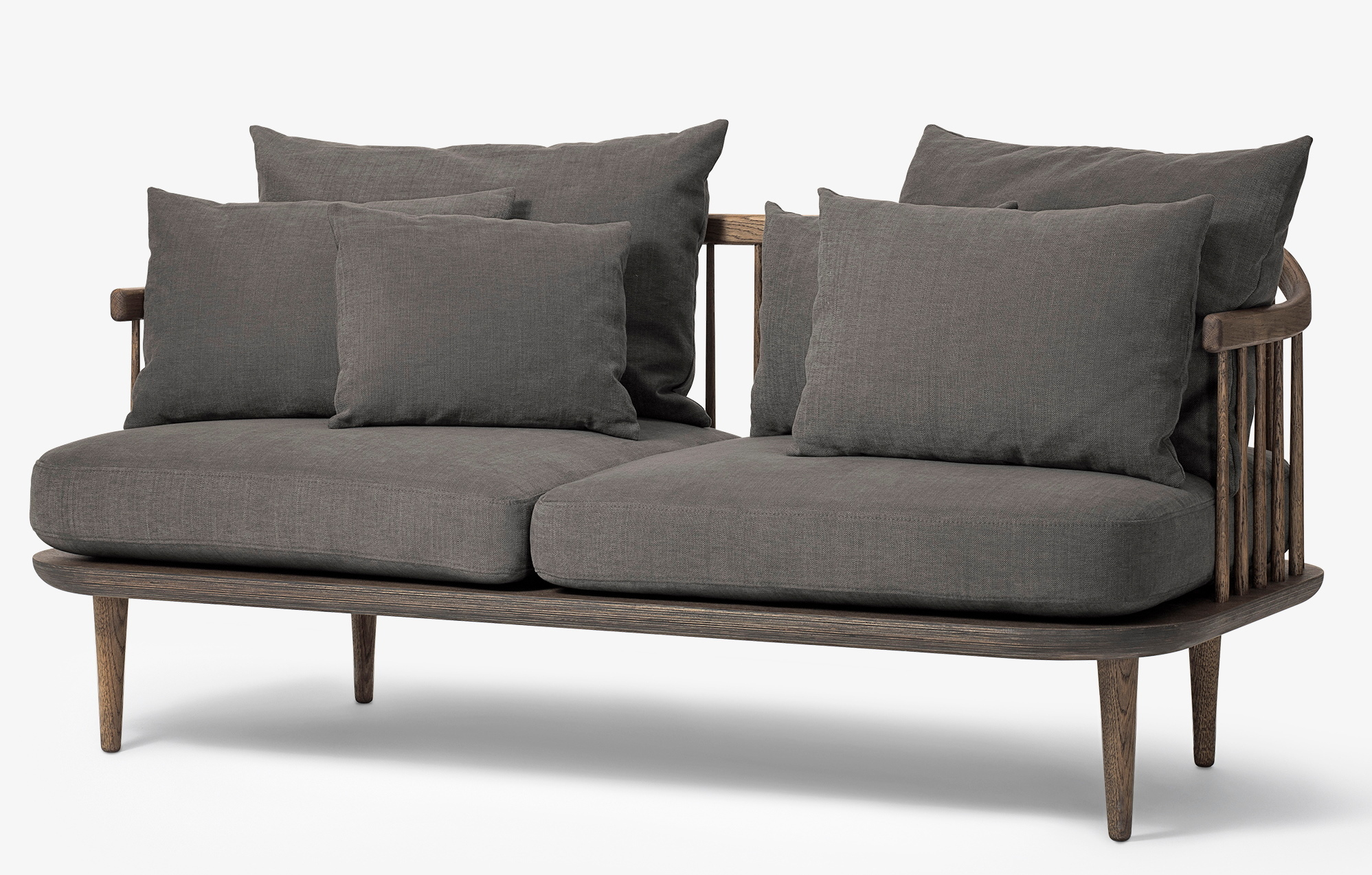 Fly Lounge Sofa 2-Sitzer von AndTradition, grauer Stoffbezug, Holzgestell und bequeme Kissen.