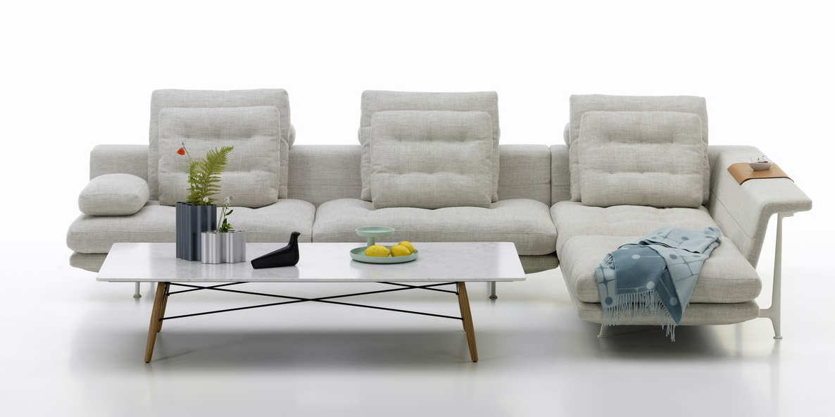 Helles Grand Sofa mit Rückenkissen von Vitra, kombiniert mit einem modernen Couchtisch.