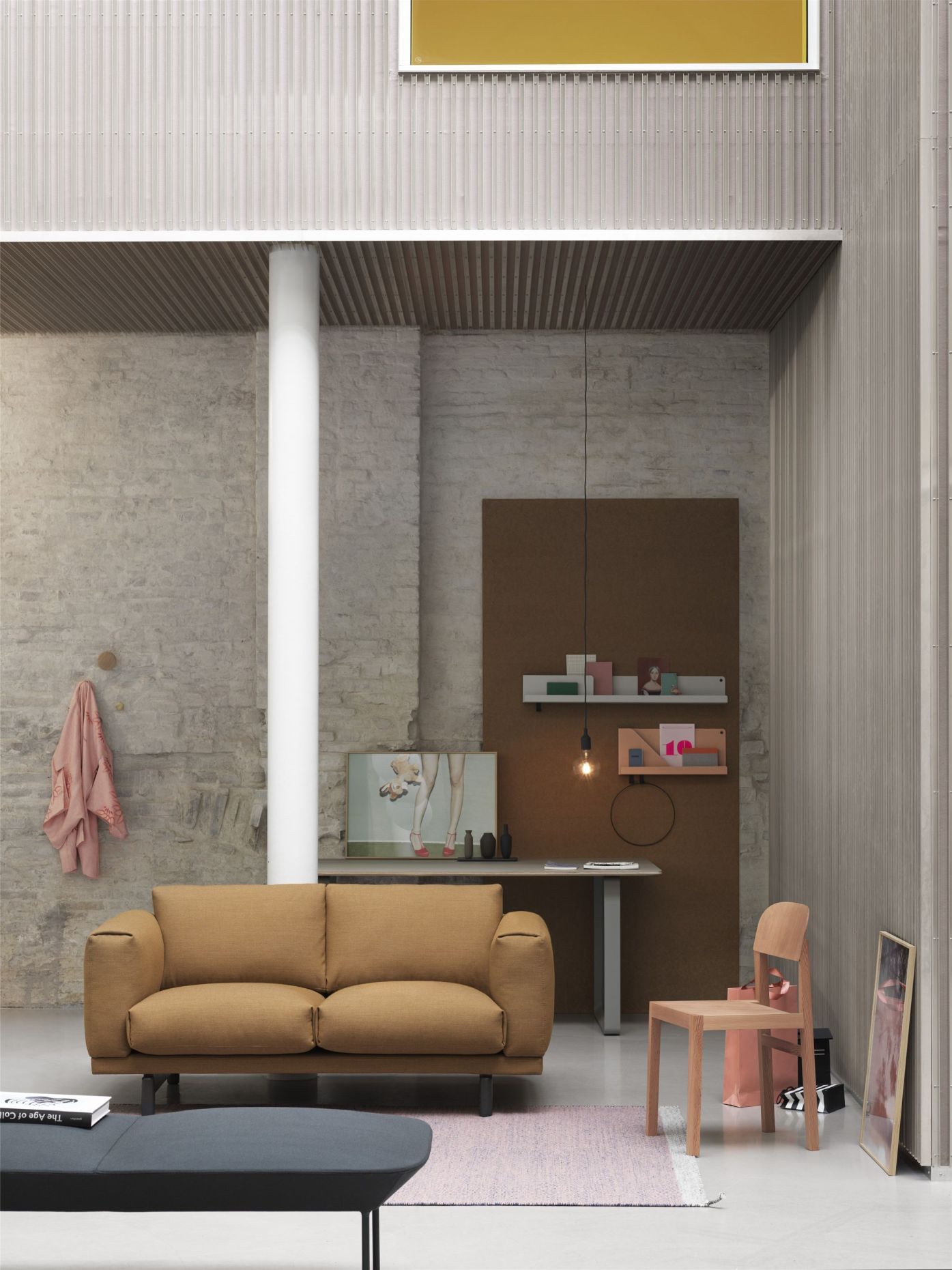 Modernes Wohnzimmer mit braunem Sofa, Schreibtisch, Holzstuhl und dekorativen Elementen. Wohnzimmer Möbel und Design.