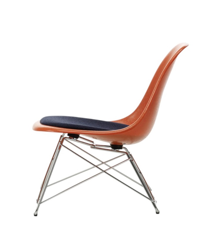 Eames Chair LSR mit Sitzpolster von Vitra, Fiberglas Stuhl in Orange mit Chromgestell.