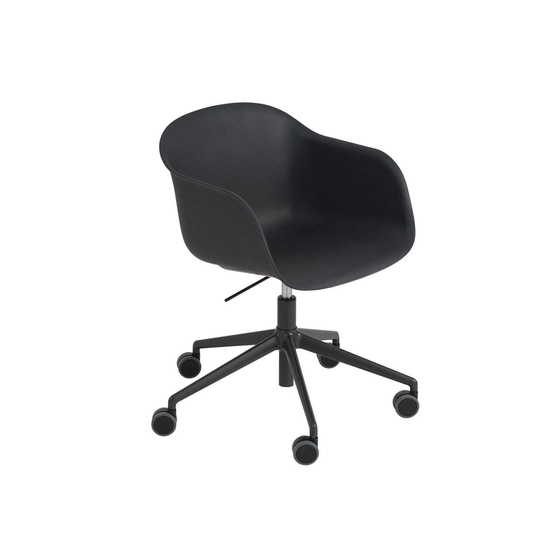 Schwarzer Fiber Armchair von Muuto mit Drehfuß und Rollen, moderner Bürostuhl für das Homeoffice.