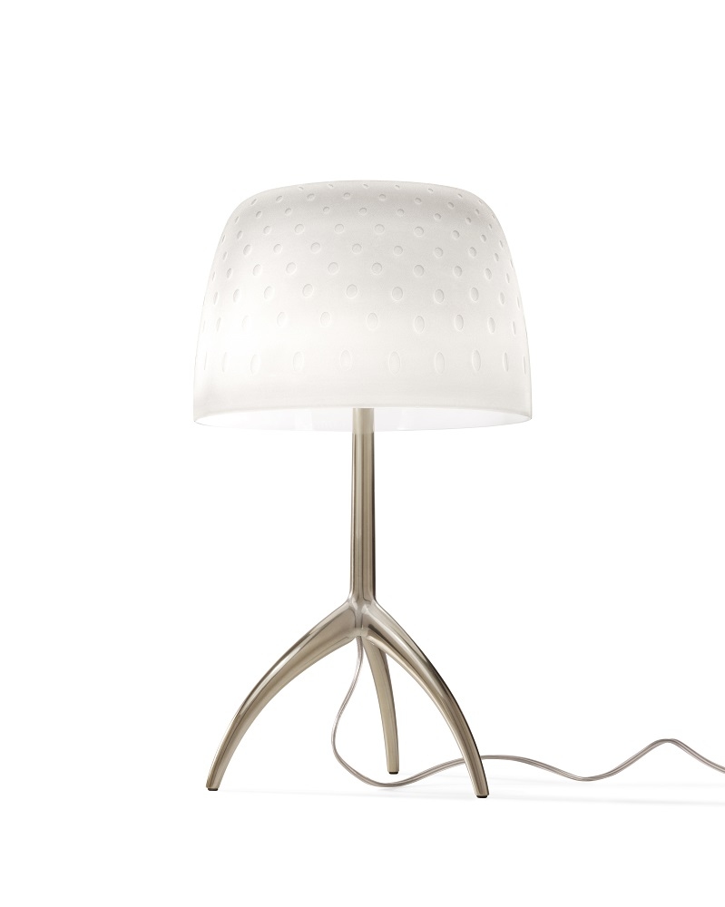 Lumiere Tischleuchte von Foscarini: Moderne Lampe mit weißem Schirm und dreibeinigem Fuß.