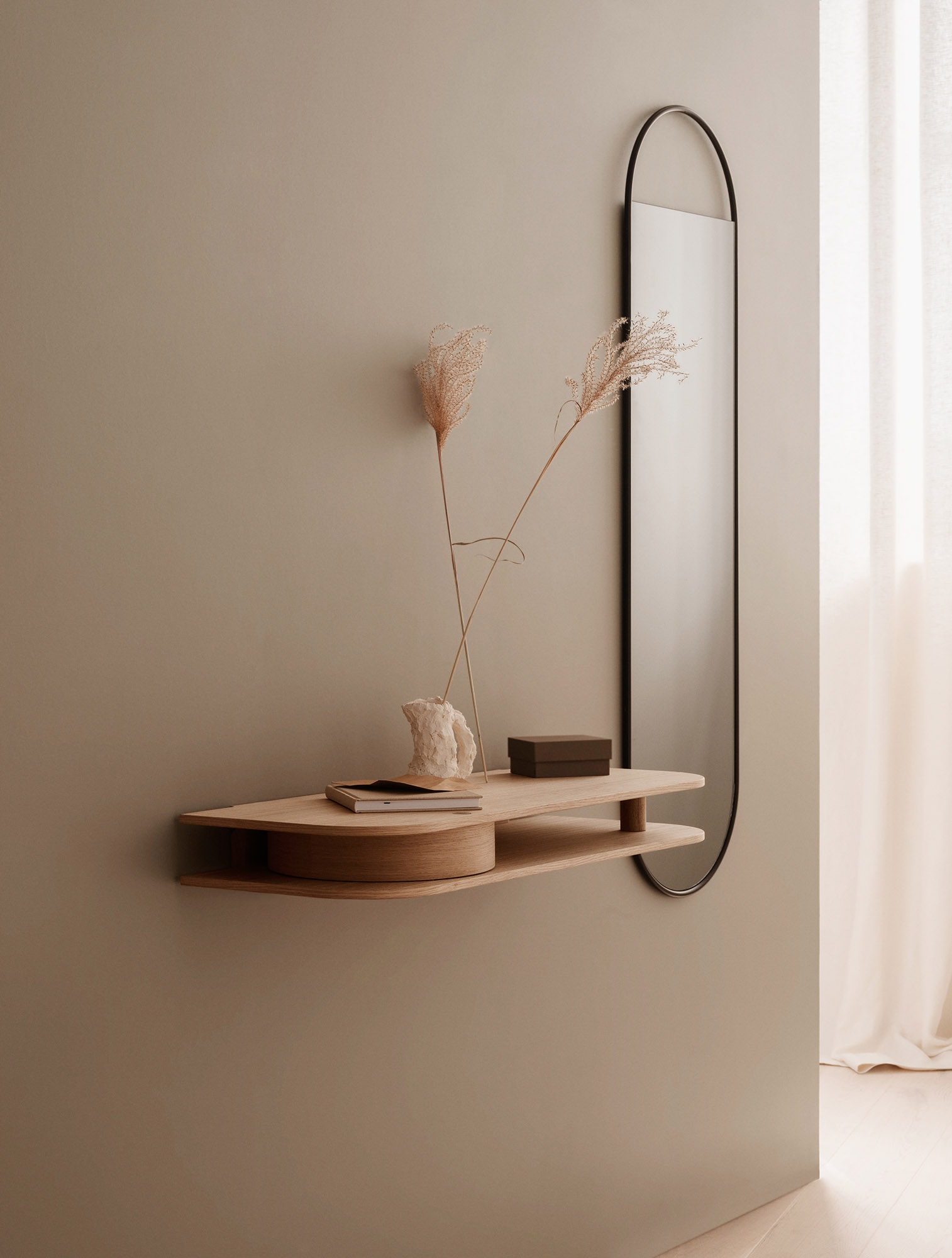 Valet Wandkonsole aus geräucherter Eiche mit Spiegel, minimalistisches Design für Flur oder Schlafzimmer.