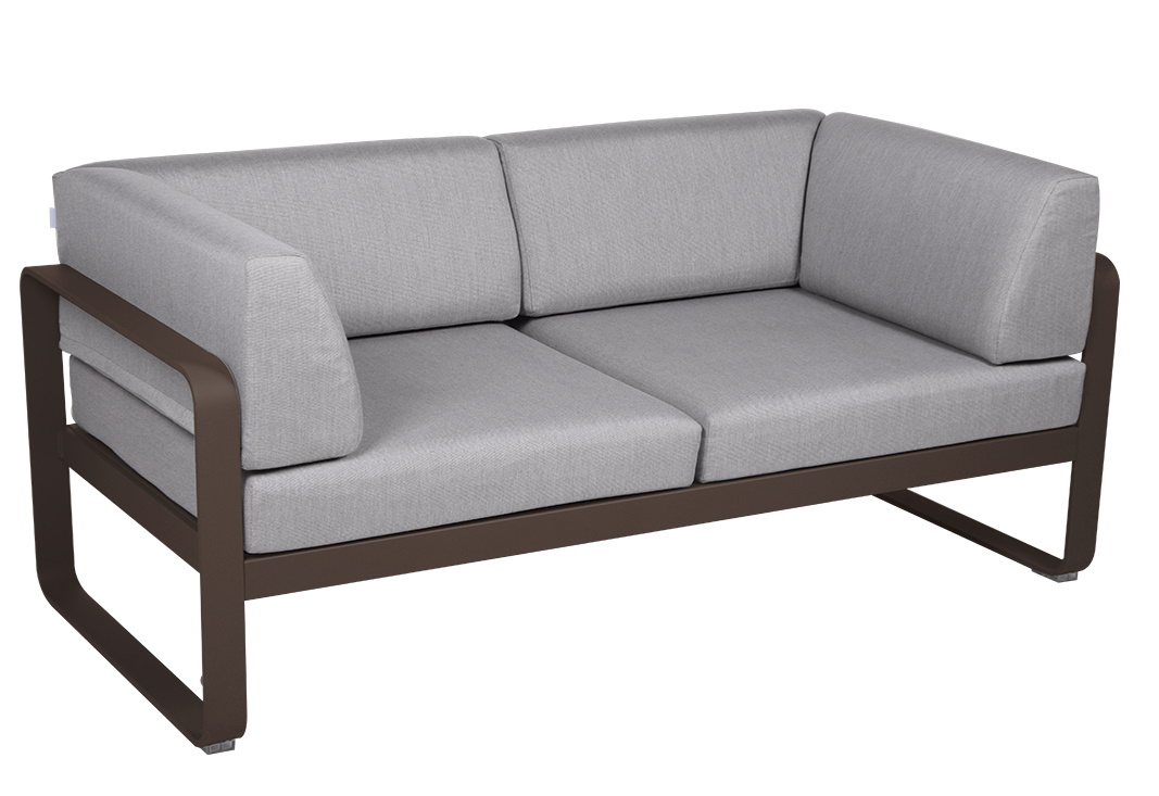 Bellevie 2-Sitzer Outdoor Sofa von Fermob mit grauem Stoffbezug und braunem Aluminiumgestell für Garten und Terrasse.