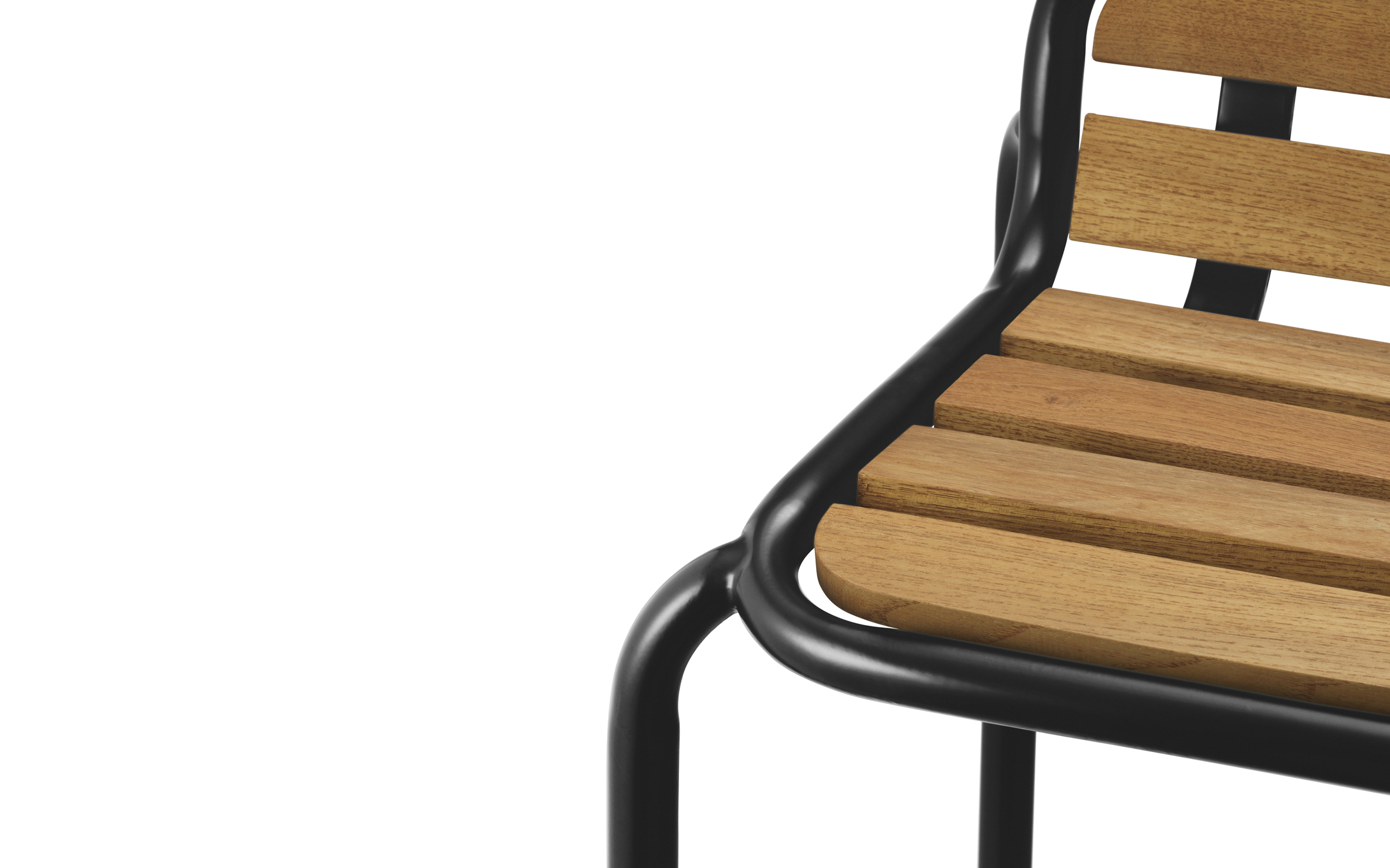 Detailaufnahme des Vig Chair Wood Stuhls von Normann Copenhagen, Outdoor-Holzstuhl mit schwarzem Metallgestell.