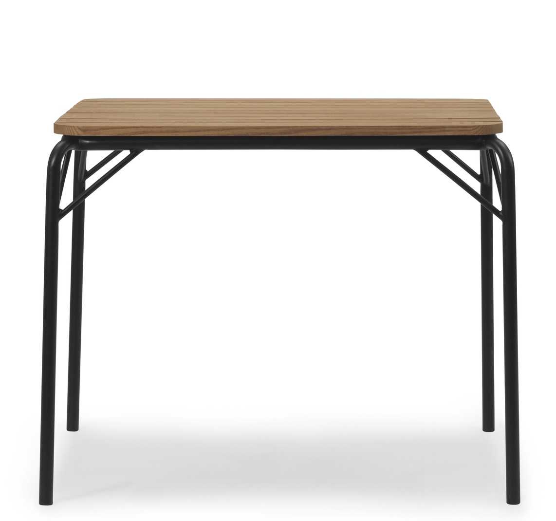 Vig Table 90x90 cm von Normann Copenhagen: Quadratischer Outdoor-Tisch mit Holzplatte und schwarzem Metallgestell.