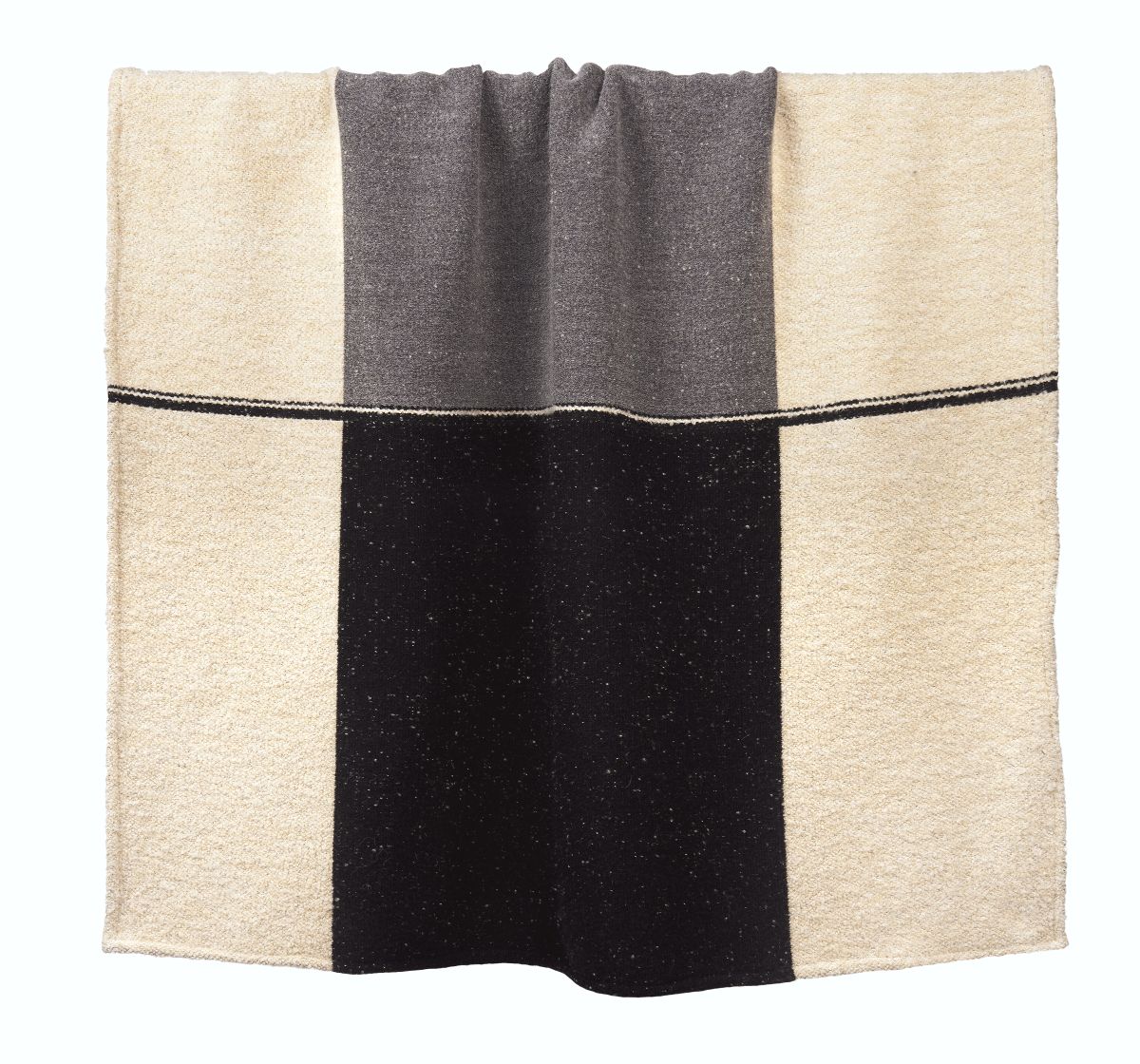 Urban Überwurf von Ethnicraft mit geometrischem Muster in Beige, Grau und Schwarz, hängend.