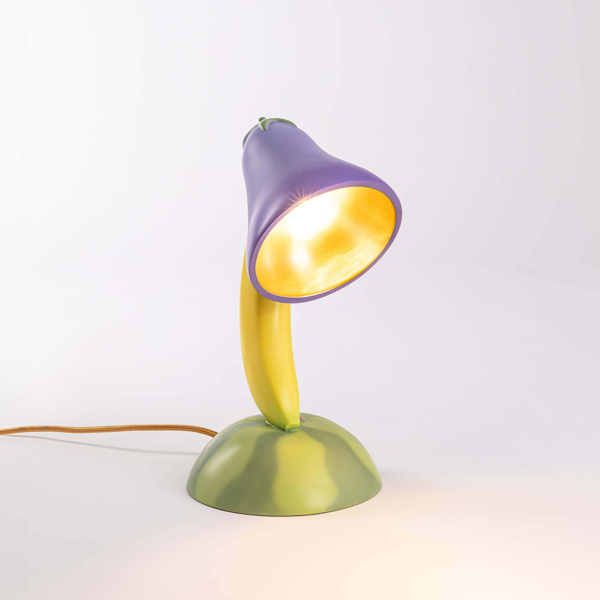 Nahaufnahme der Seletti Vitamin Table Lamp Tischleuchte in Aubergine, modernes Design, dekorative Beleuchtung.