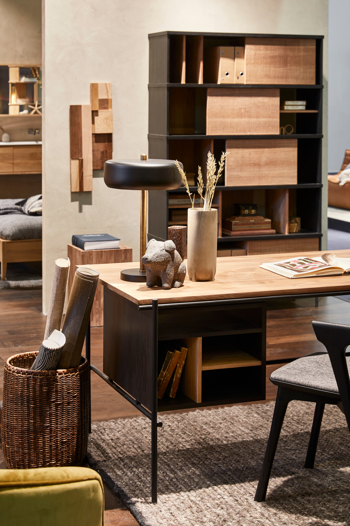 Oscar Schreibtisch von Ethnicraft mit zwei Schubladen und Holzplatte in einem modern eingerichteten Arbeitszimmer.