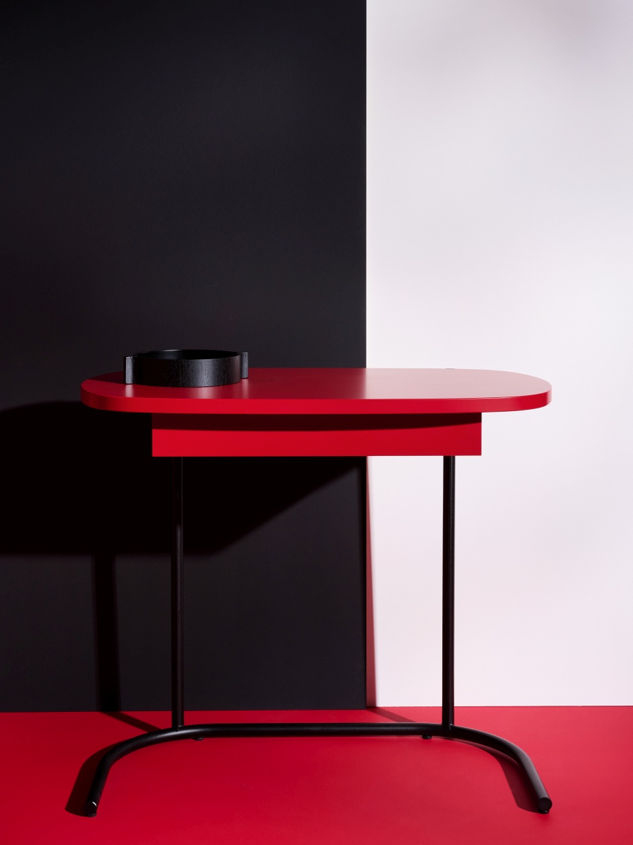 Roter Schönbuch Tori Sekretär Schreibtisch mit schwarzer Ablage vor schwarz-weißem Hintergrund, modernes Design für Büro und Zuhause.