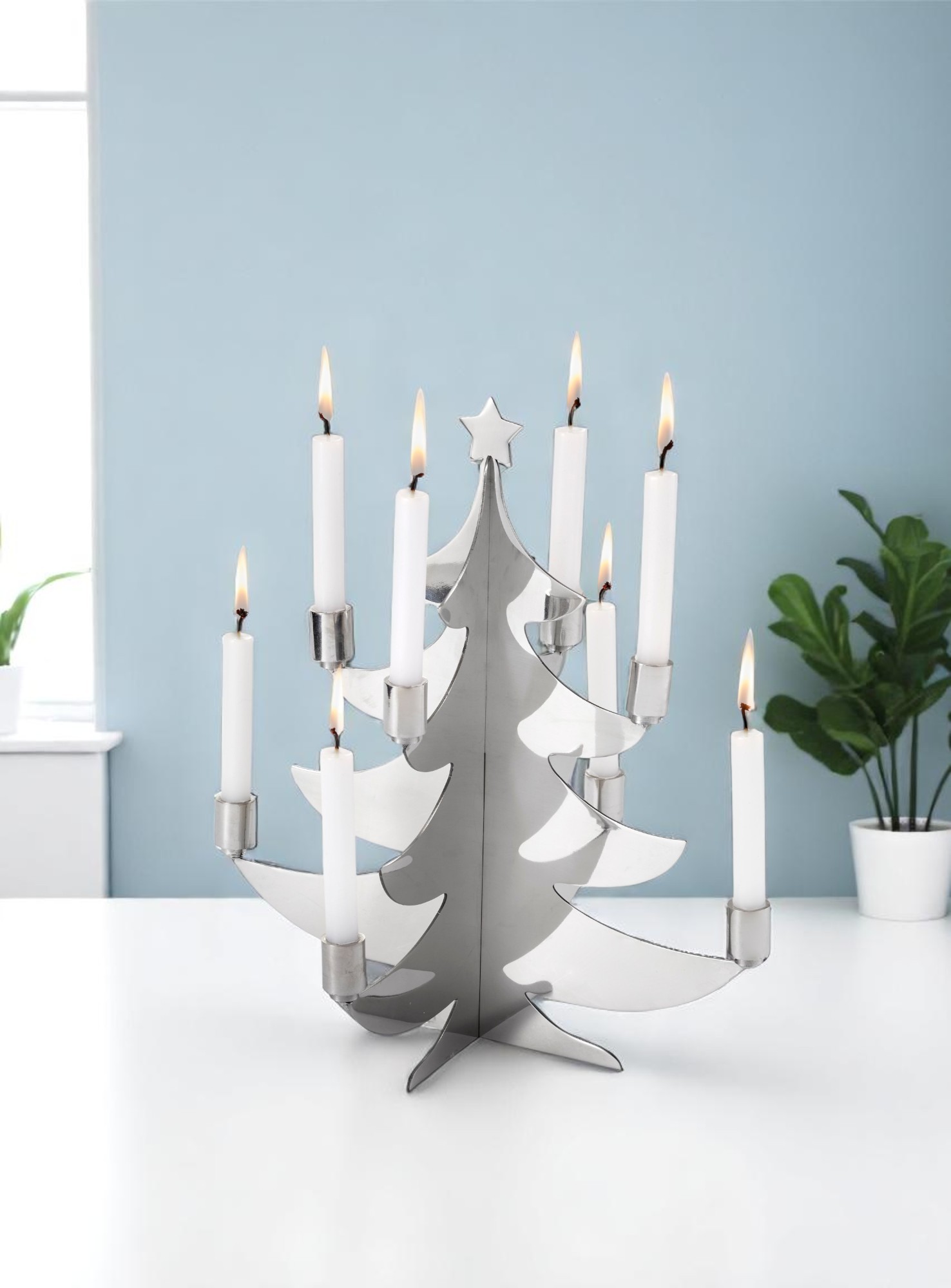 Grenoble Weihnachtsbaum für Kerzen von Philippi, silberner Kerzenhalter in Tannenbaumform mit brennenden, weißen Kerzen.