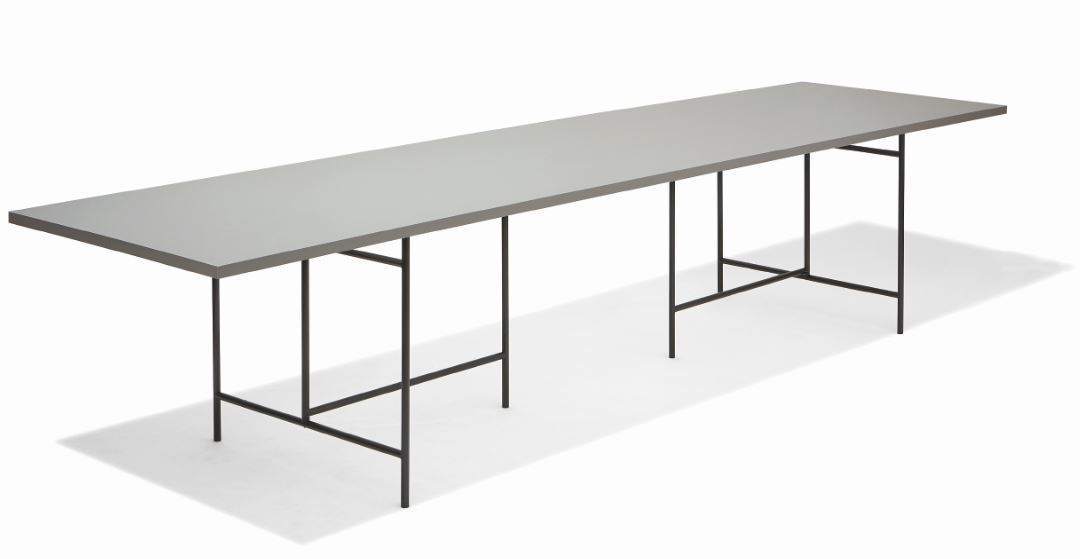 Eiermann Tisch mit grauem Tischblatt und schwarzem Stahlgestell, modernes Design für Büro und Wohnraum.