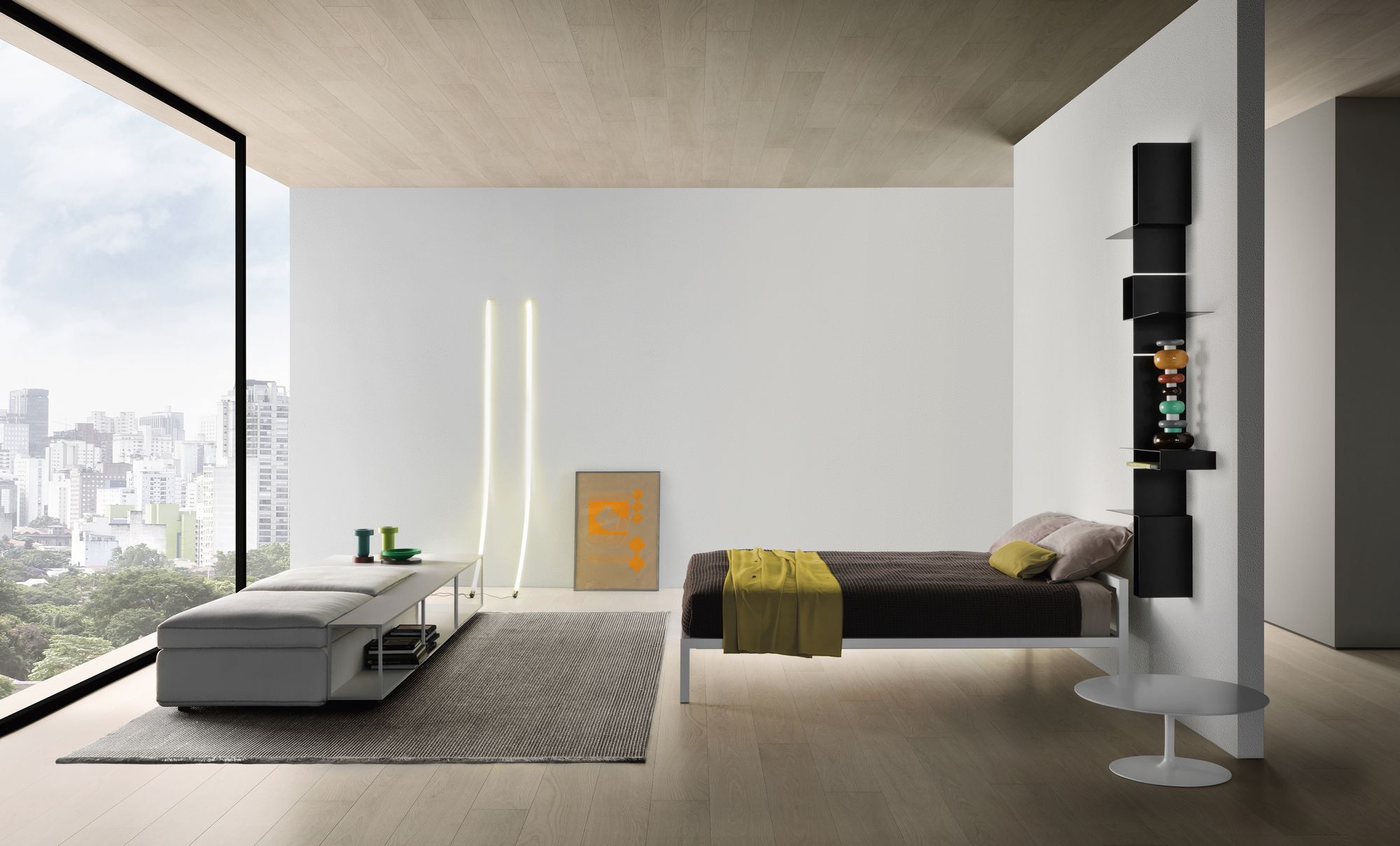 Heller Wohnraum mit Flow Low Table Couchtisch von MDF Italia, kombiniert mit Sitzbank und Bett.