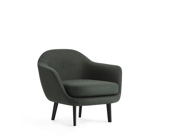 Sum Lounge Armchair Sessel von Normann Copenhagen in dunklem Grün mit schwarzen Holzbeinen.