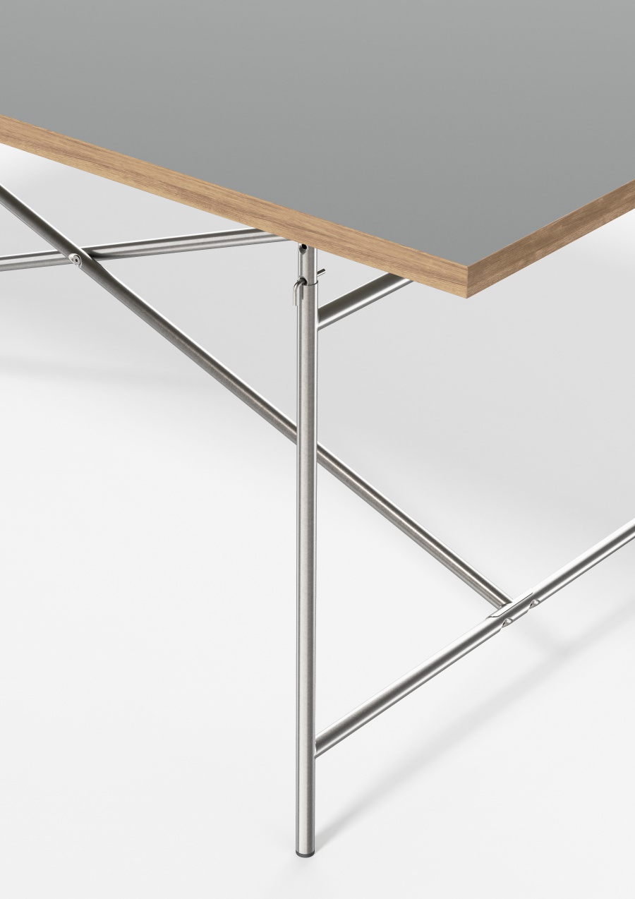 Detailaufnahme Eiermann Tisch mit grauer Tischplatte und verchromtem Stahlgestell, Designklassiker von Richard Lampert.