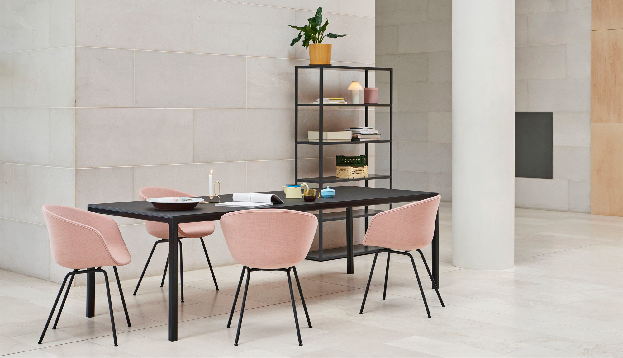 Esszimmer mit schwarzem Tisch und vier rosa About A Chair AAC27 Stühlen mit schwarzem Gestell.