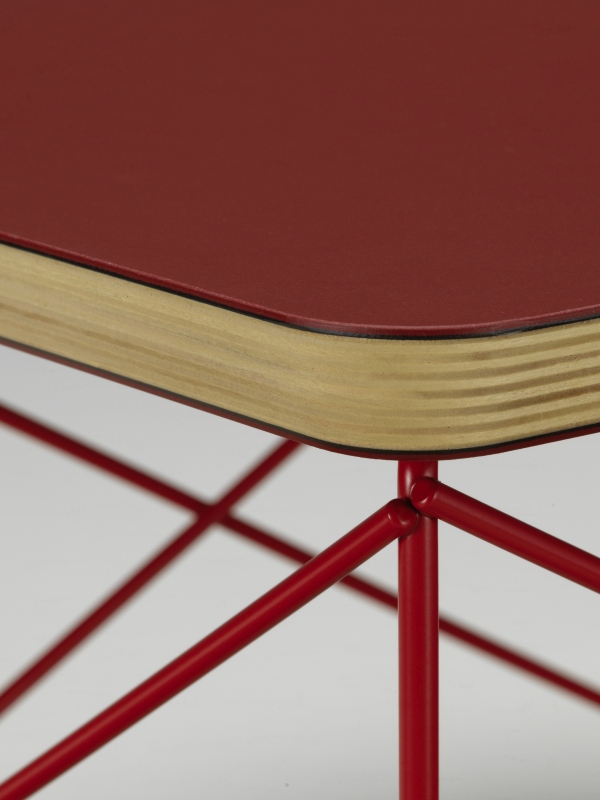 Detailaufnahme: Vitra LTR Occasional Table Beistelltisch mit roter Linoleum-Tischplatte und rotem Stahlrohrgestell.