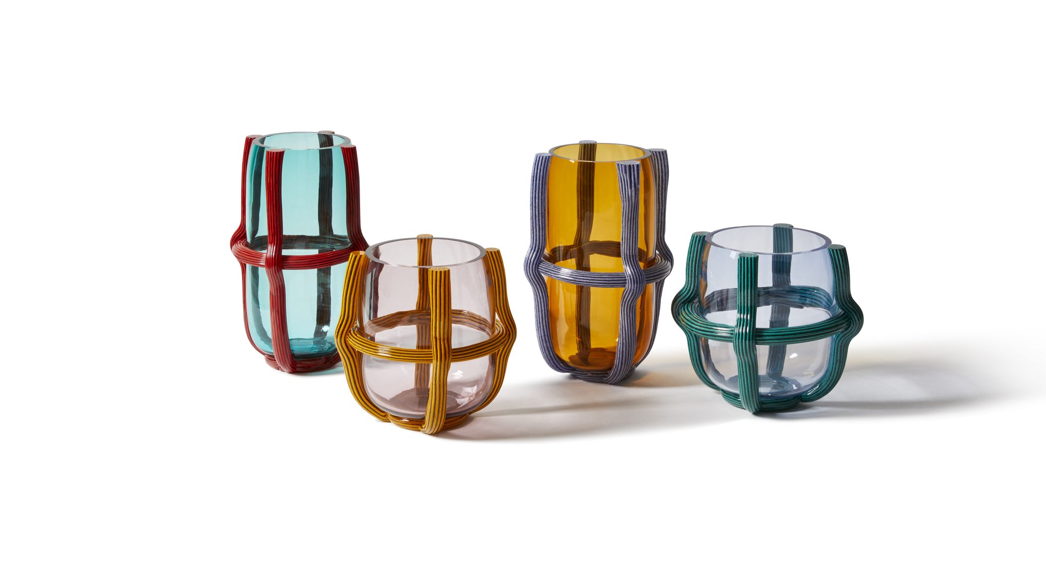 Vier farbige Sestiere Vasen H 26 cm von Cassina, dekorative Glasvasen mit farbigen Rattan-Details.