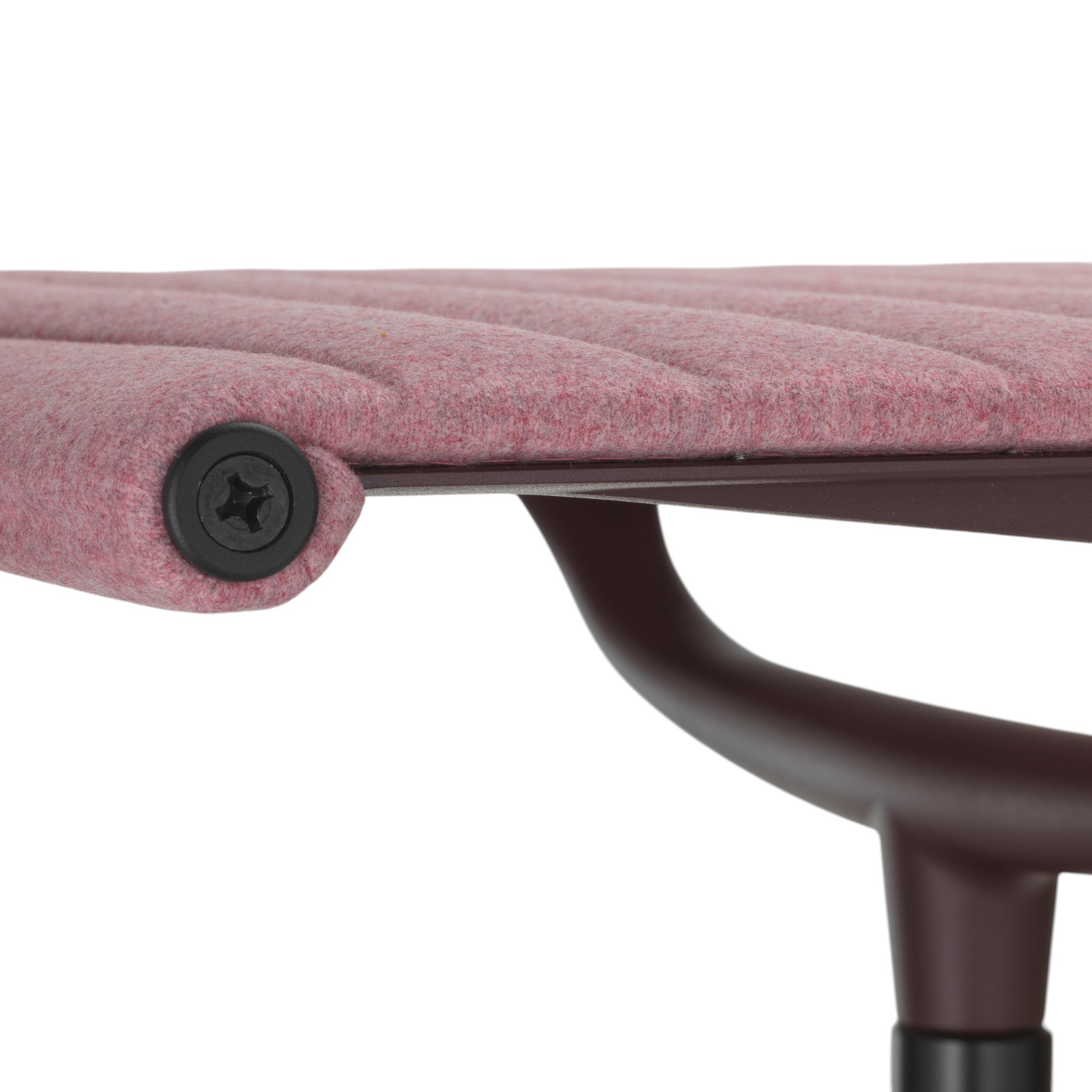 Detailaufnahme des Vitra EA 125 Aluminium Chair Hockers mit rosa Wollstoffbezug und braunem Aluminiumgestell.