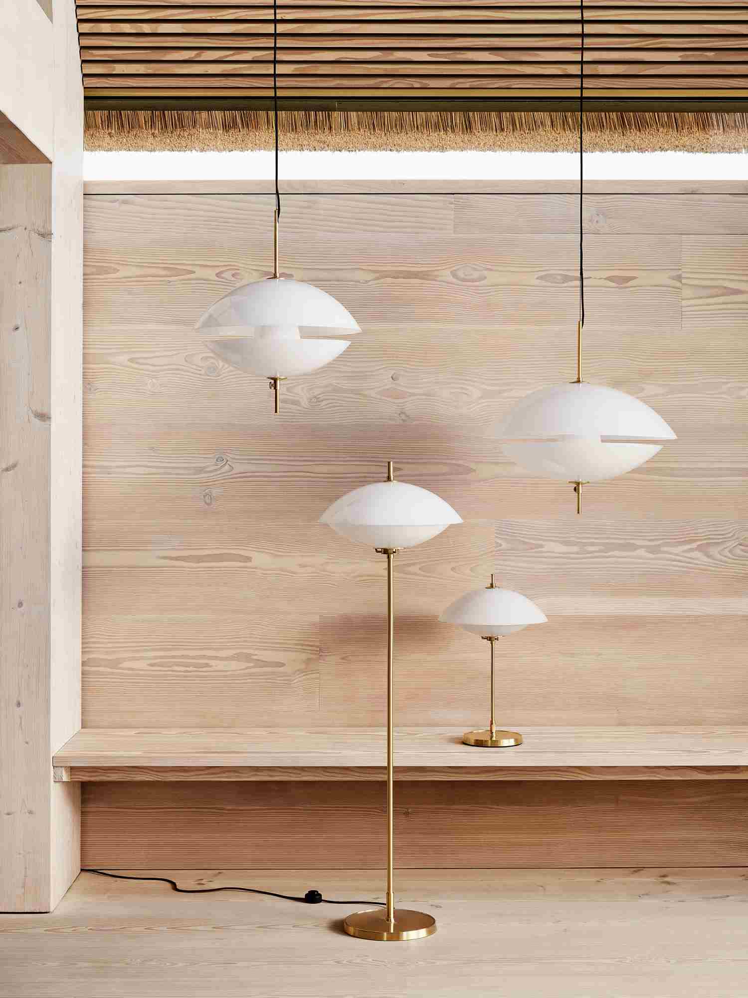 Clam Floor Lamp Stehleuchte von Fritz Hansen, moderne Wohnzimmerbeleuchtung mit Stehlampe, Tischleuchte und Pendelleuchten.