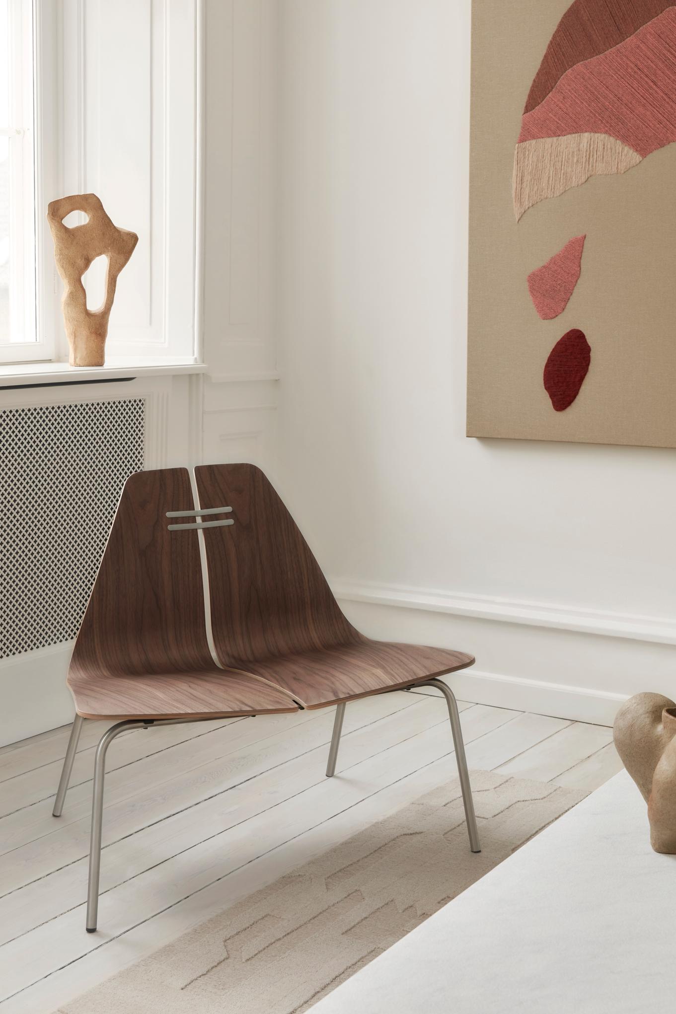 PK23 Loungesessel von Fritz Hansen aus Walnussholz mit Stahlgestell in modernem Wohnraum.